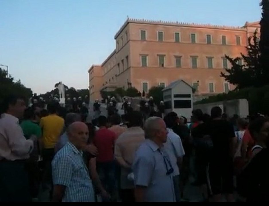 Αγανακτισμένοι μπροστά από ΜΑΤ