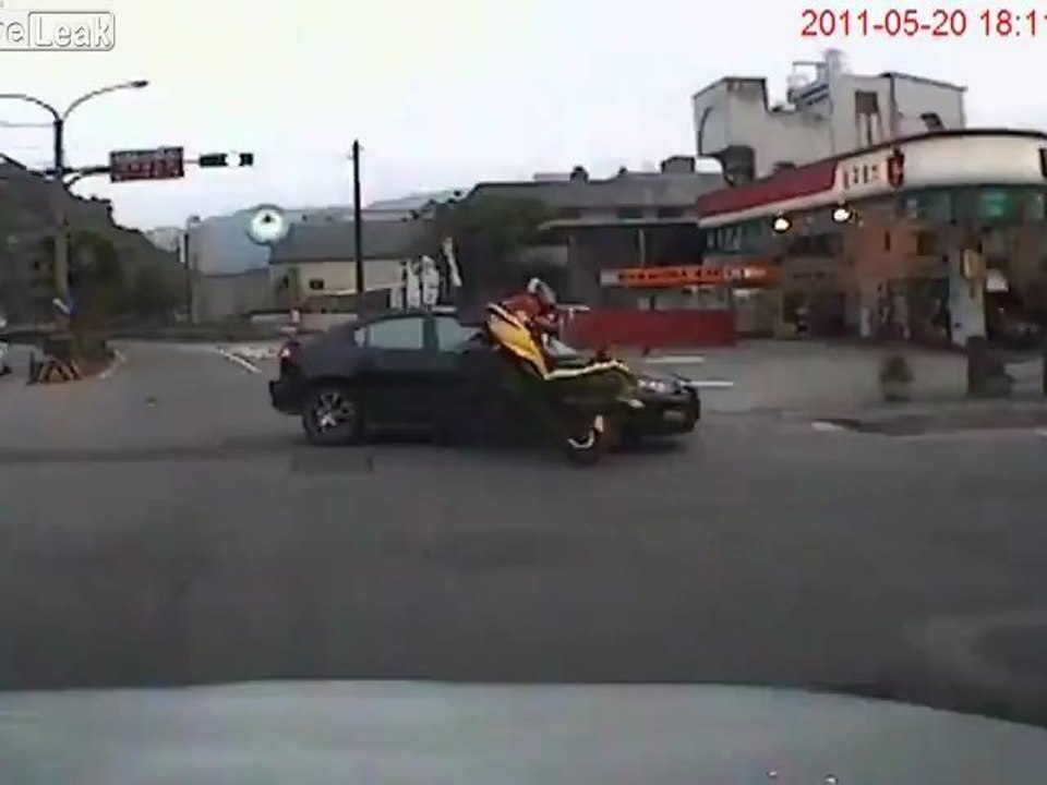 Taiwanese macht einen perfekten 360 mit seinem Roller explodiert