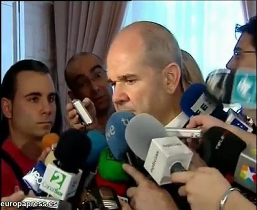 Chaves no se plantea dimitir y acusa a Arenas