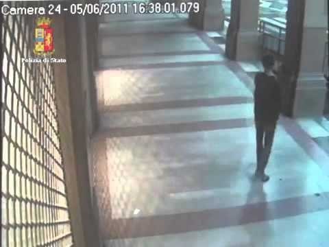 Bologna - Il rapinatore in azione in pieno centro 2