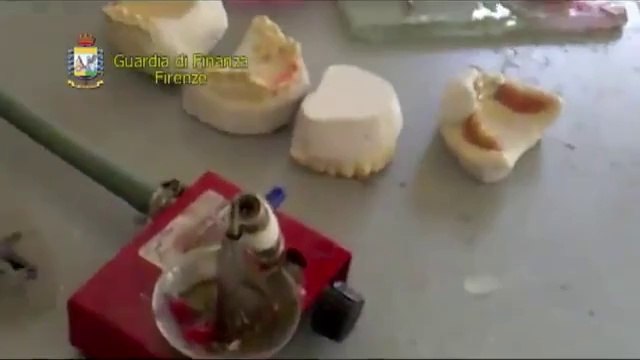 Firenze - Falso dentista curava con medicinali scaduti