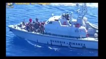 Lampedusa (AG) - La Gdf recupera migranti in mare