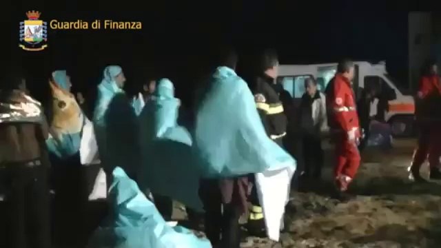Lampedusa (AG) - Immigrati, barcone contro scogli, sfiorata la tragedia