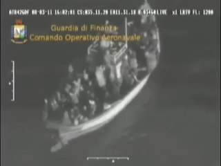 Lampedusa (AG) - Il video del salvataggio degli immigrati