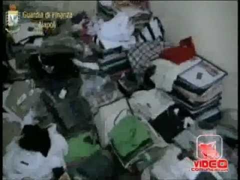 Napoli - Scoperta fabbrica di Hogan false