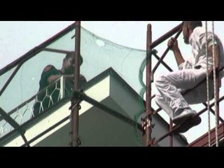 Aversa (CE) - Romeno minaccia di lanciarsi dal grattacielo