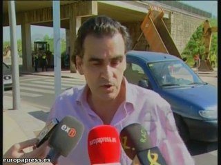 Un camión queda encajonado en un puente