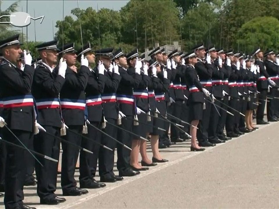 Claude GUÉANT auprès des élèves officiers de la police et de la gendarmerie pour la première sortie commune d'écoles de l'EOGN et de l'ENSOP