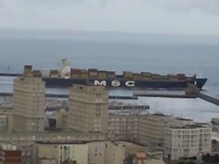 Départ d'un porte conteneur.