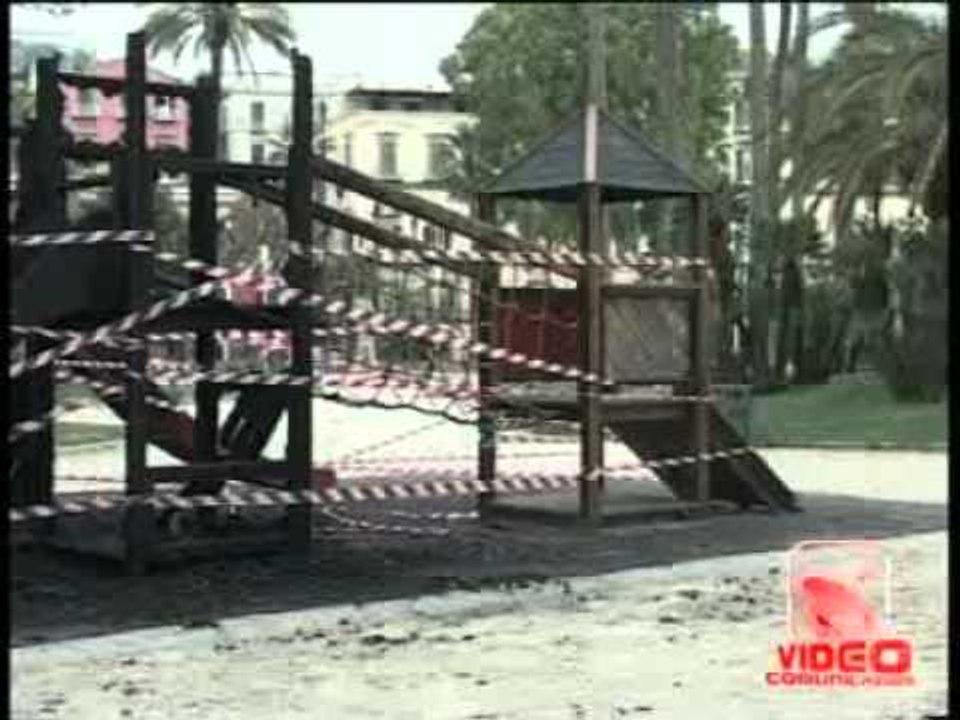 Napoli - Incendiate le giostrine della Villa Comunale