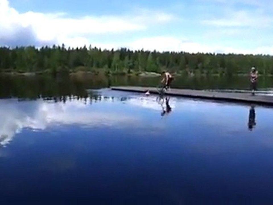 Jump in einen See mit dem Fahrrad Fail