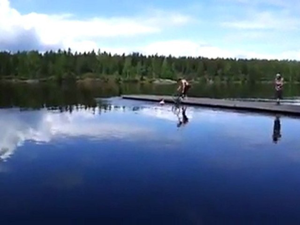 Jump in einen See mit dem Fahrrad Fail