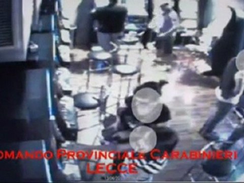 Lecce - Finta cieca gioca a videopoker
