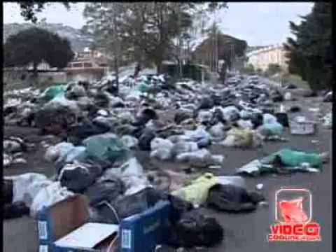 Napoli - Rifiuti per strada, torna l'esercito