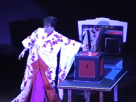 JADE TJIN -magic-presents Art agency Valentino