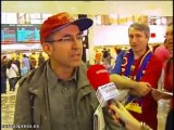 Aficionados del Barça esperan llevarse la copa