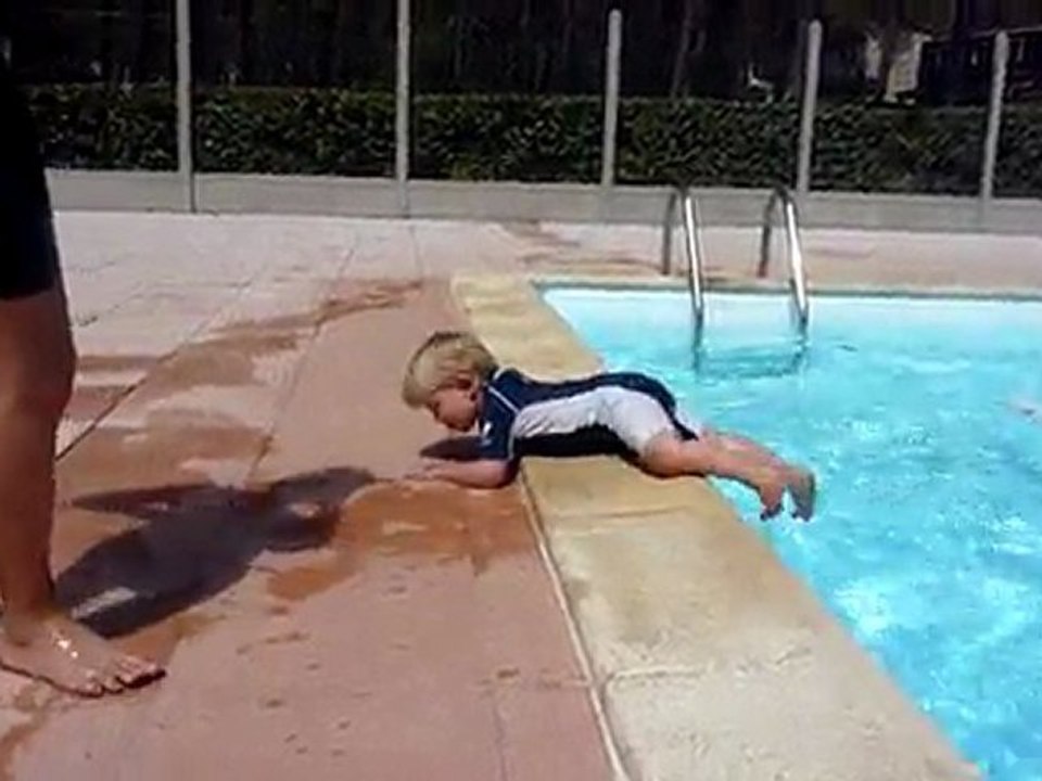 20110613 Clara Nico et Romain à la piscine 2 Lacanau