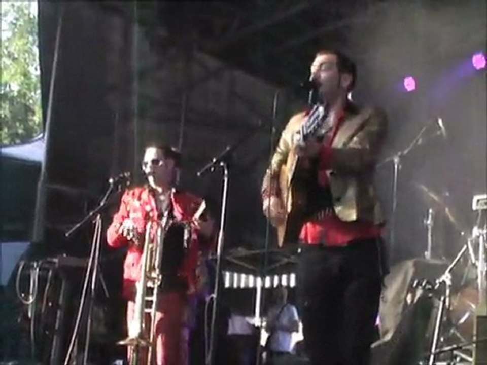 [FREE MUSIC FESTIVAL 2011 EN LIVE] La Caravane Passe