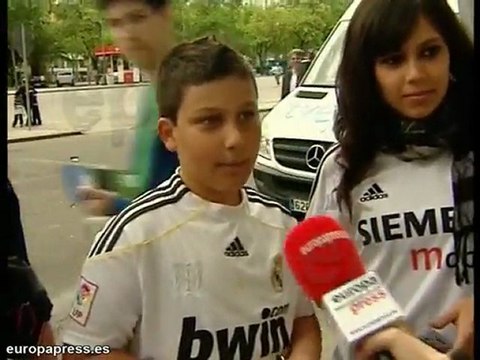 Aficionados acuden al Bernabéu a ver la Copa