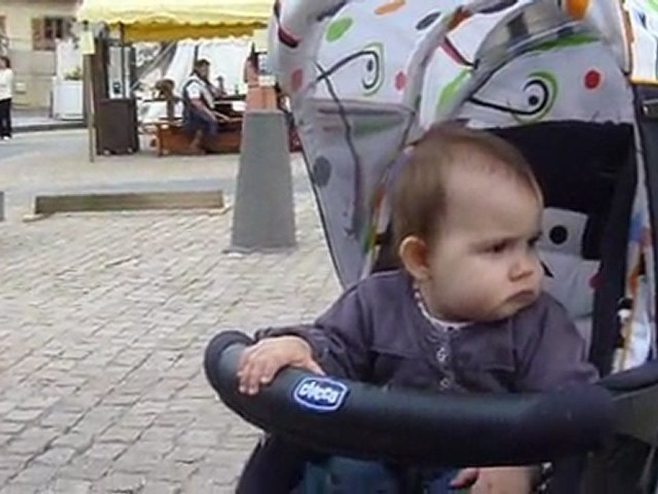 2011_06_11 celine joue avec une assiette