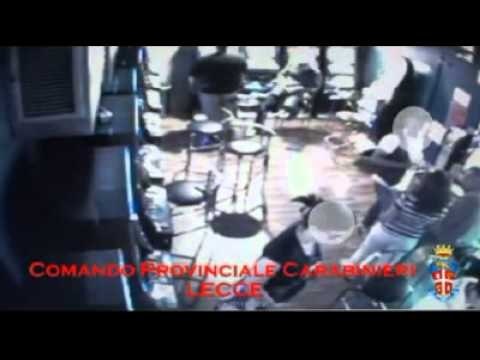 Lecce - Finta cieca gioca a videopoker