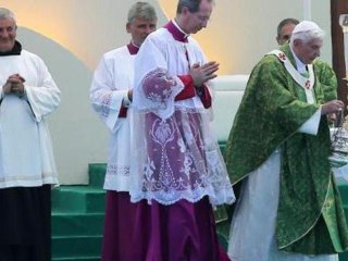 Pope calls for peace in Lebanon visit