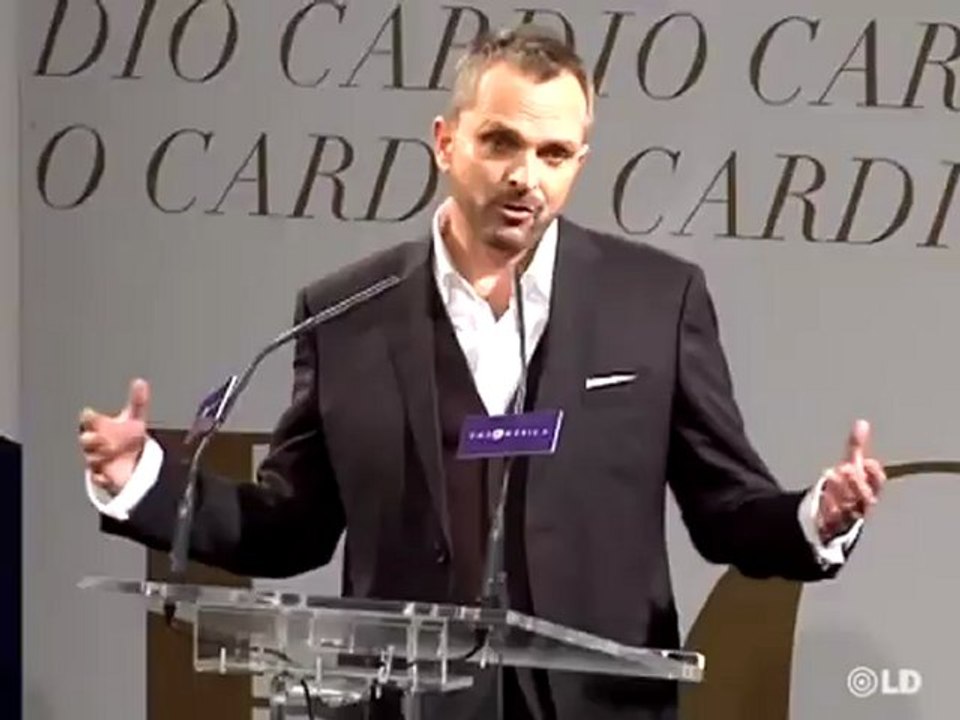 Miguel Bosé critica al exilio cubano y defiende a Willy Toledo
