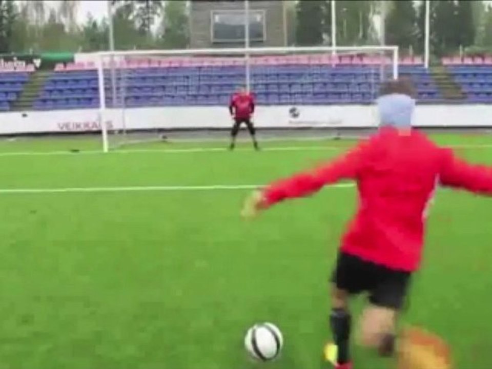 Incroyable : un coup du foulard les yeux bandés...