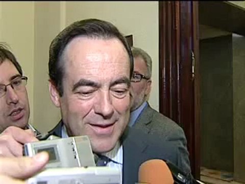 Bono reta a Rajoy y Cospedal a presentar su declaración de bienes