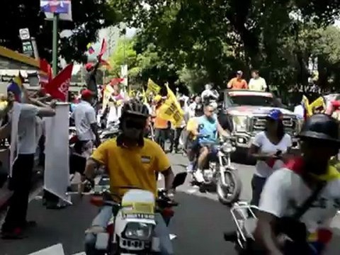 Capriles desafia Chávez