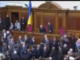 Lanzamiento de huevos y puñetazos en el Parlamento de Ucrania