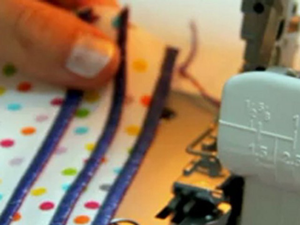 Cours de couture - Apprendre à coudre des plis à la surjeteuse - Tuto de couture