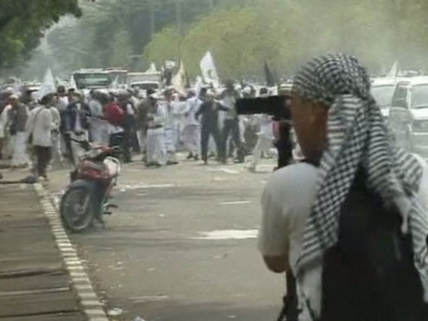 ⁣Indonesians rally against anti-Islam film