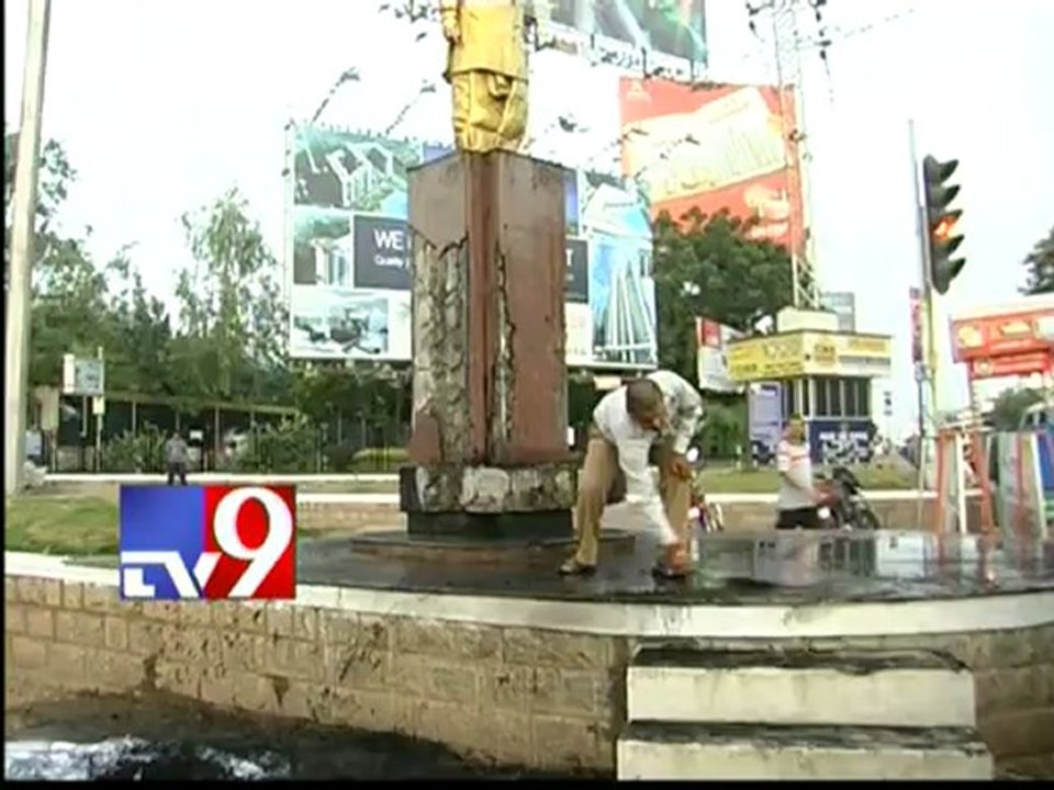 T-activists desecrate Kasu Brahmananda's statue - Part 1