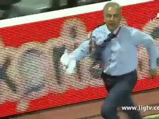 Un jeune supporteur vole le maillot d&#039;un joueur en plein match