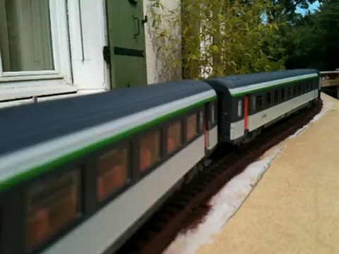 Rame corail tractée par CC72048 Roco