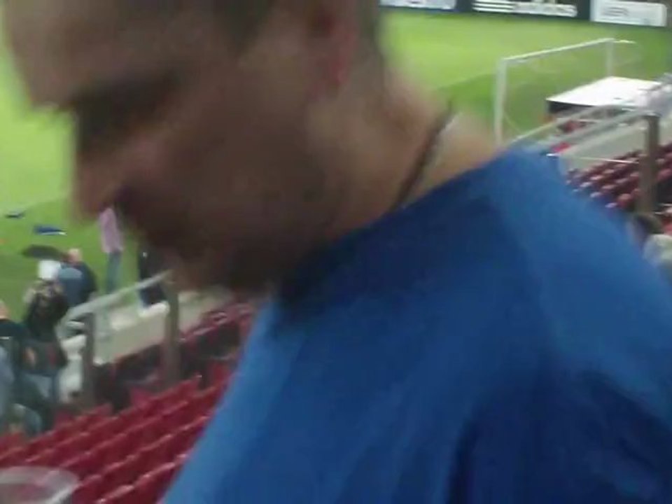 Οπαδοί της Σάλκε παρακολουθούν την προπόνηση στο "Γεώργιος Καραϊσκάκης"