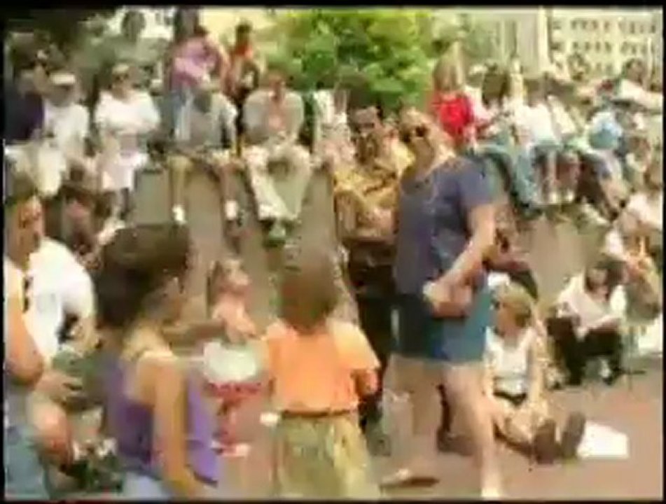 Art of Street Performing with Cellini - Volume 1 (DVD) - Magic Trick Demo 3