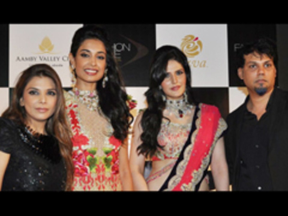 Zarine Khan & Sarah Jane Sizzles The Ramp @ Aamby Valley India Bridal Fashion Week 2012