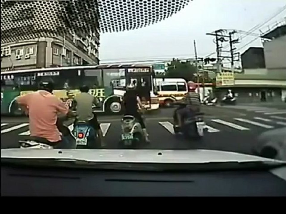 Mère en scooter aide un vieil homme à traverser la route