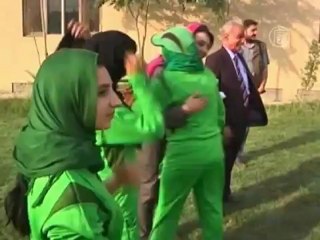 Афганские женщины играют в крикет в подвале