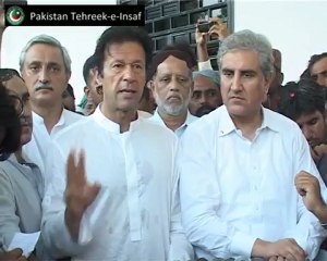 Imran Khan talking to media in Sukkur after visiting flood areas (September 18, 2012)