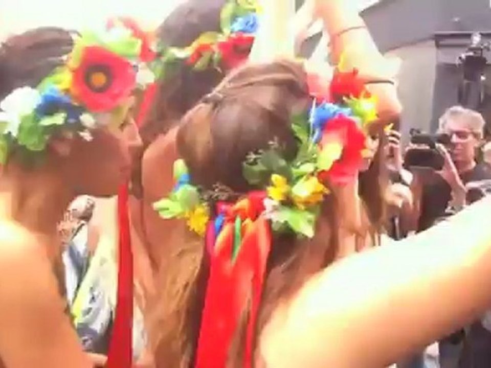 Les Femen défilent nues dans la Goutte d'Or, Paris 18