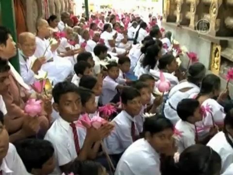 Монахи танцуют в память о буддийском лидер