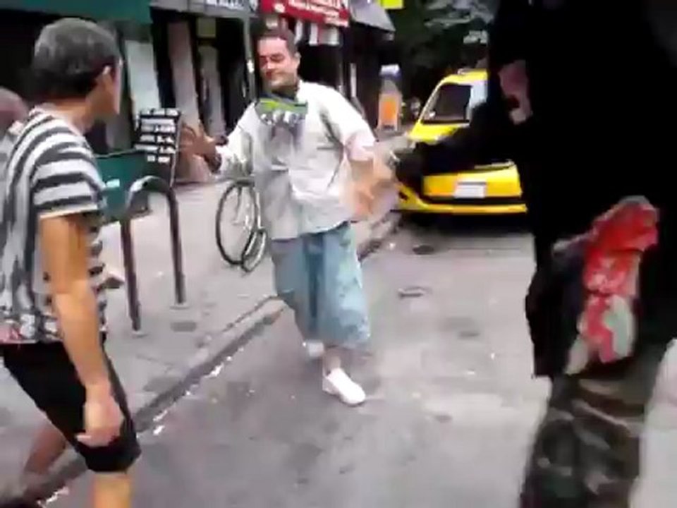 Il reçoit une leçon aprés avoir volé un vélo !!!