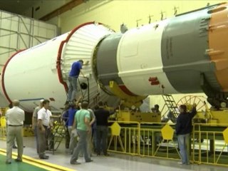 [Soyuz] MetOp-B Mated to Soyuz Third Stage