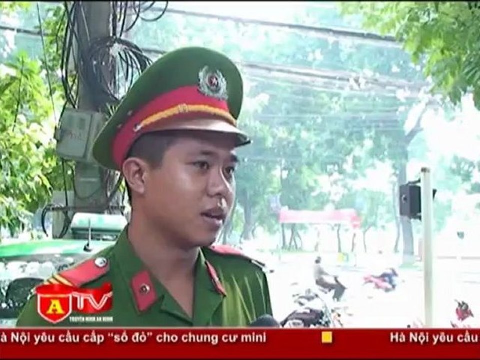 ANTÐ - Taxi manh động, hất cảnh sát lên ca-pô suốt 1km