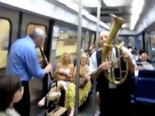 Удивительные моменты в парижском метро 🚇