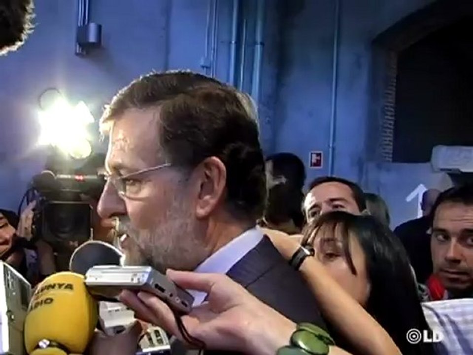 La jefa de prensa protege a Rajoy ante las preguntas de los periodistas