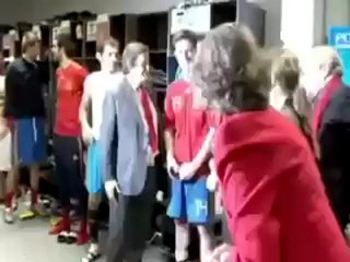 La Reina de España felicita a un Puyol semidesnudo